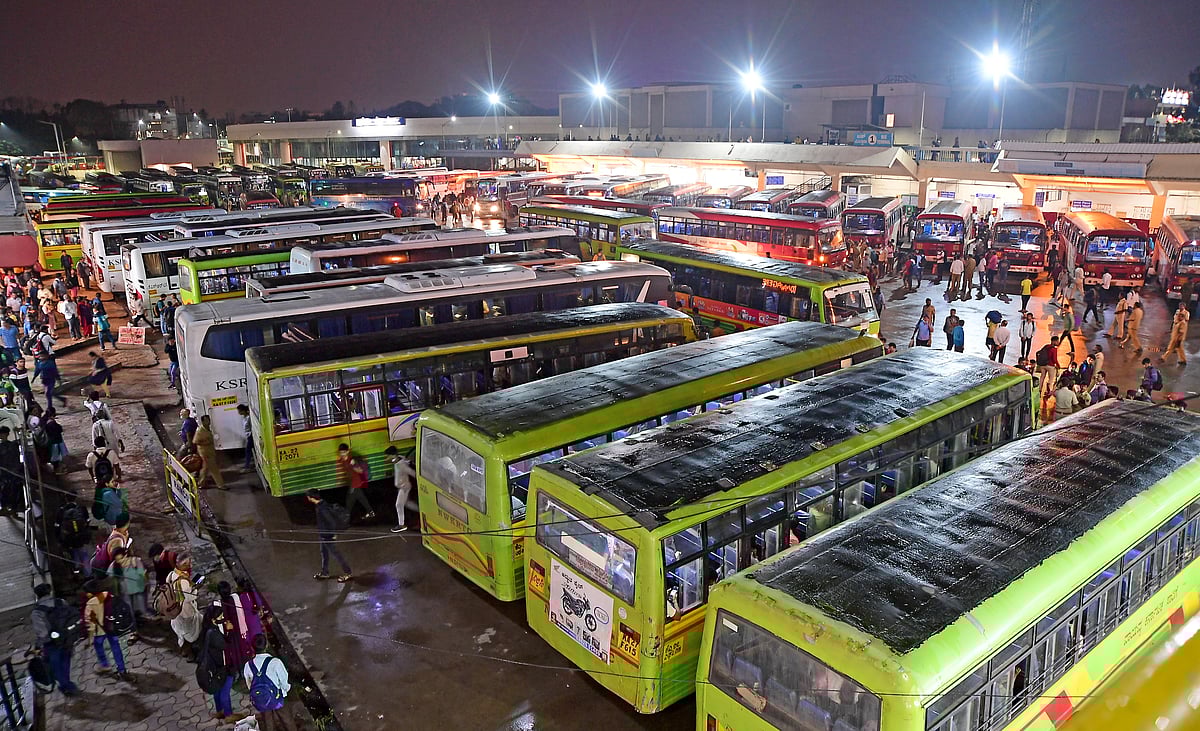 ಗೌರಿ-ಗಣೇಶ ಹಬ್ಬಕ್ಕೆ ಊರಿಗೆ ಹೊರಟ ಜನ: ಮೆಜೆಸ್ಟಿಕ್ ಸುತ್ತಮುತ್ತ ದಟ್ಟಣೆ