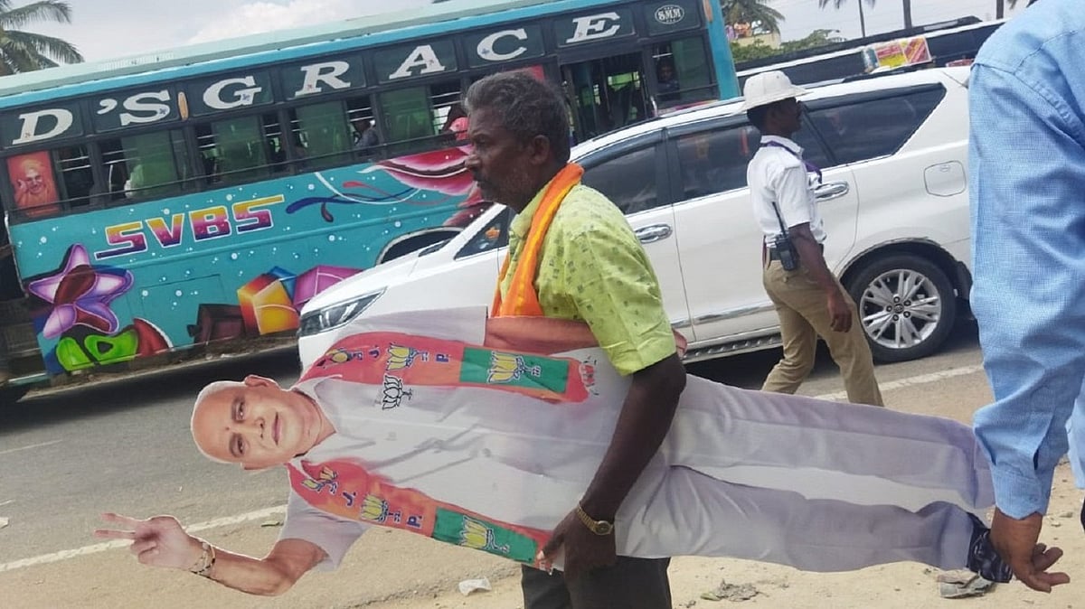 ಕೋಲಾರ | ಪ್ರಚಾರ ಮುಗಿಯುತ್ತಿದ್ದಂತೆ ಬಿಜೆಪಿ ನಾಯಕರ ಕಟೌಟ್‌ ಎತ್ತಿಕೊಂಡು ಹೊರಟ ಜನ 