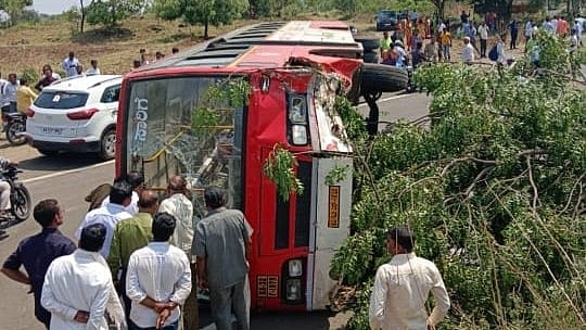 ಕಮಲಾಪುರ ಬಳಿ KKRTC ಹೈದರಾಬಾದ್–ಕಲಬುರಗಿ ಬಸ್ ಪಲ್ಟಿ: ನಾಲ್ವರಿಗೆ ಗಾಯ