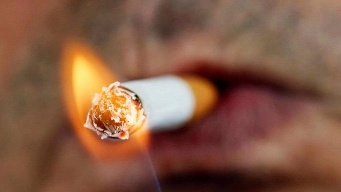 ಬೆಂಗಳೂರು:  ವಿಮಾನದಲ್ಲಿ ಬೀಡಿ ಸೇದಿದ ವ್ಯಕ್ತಿ ಬಂಧನ