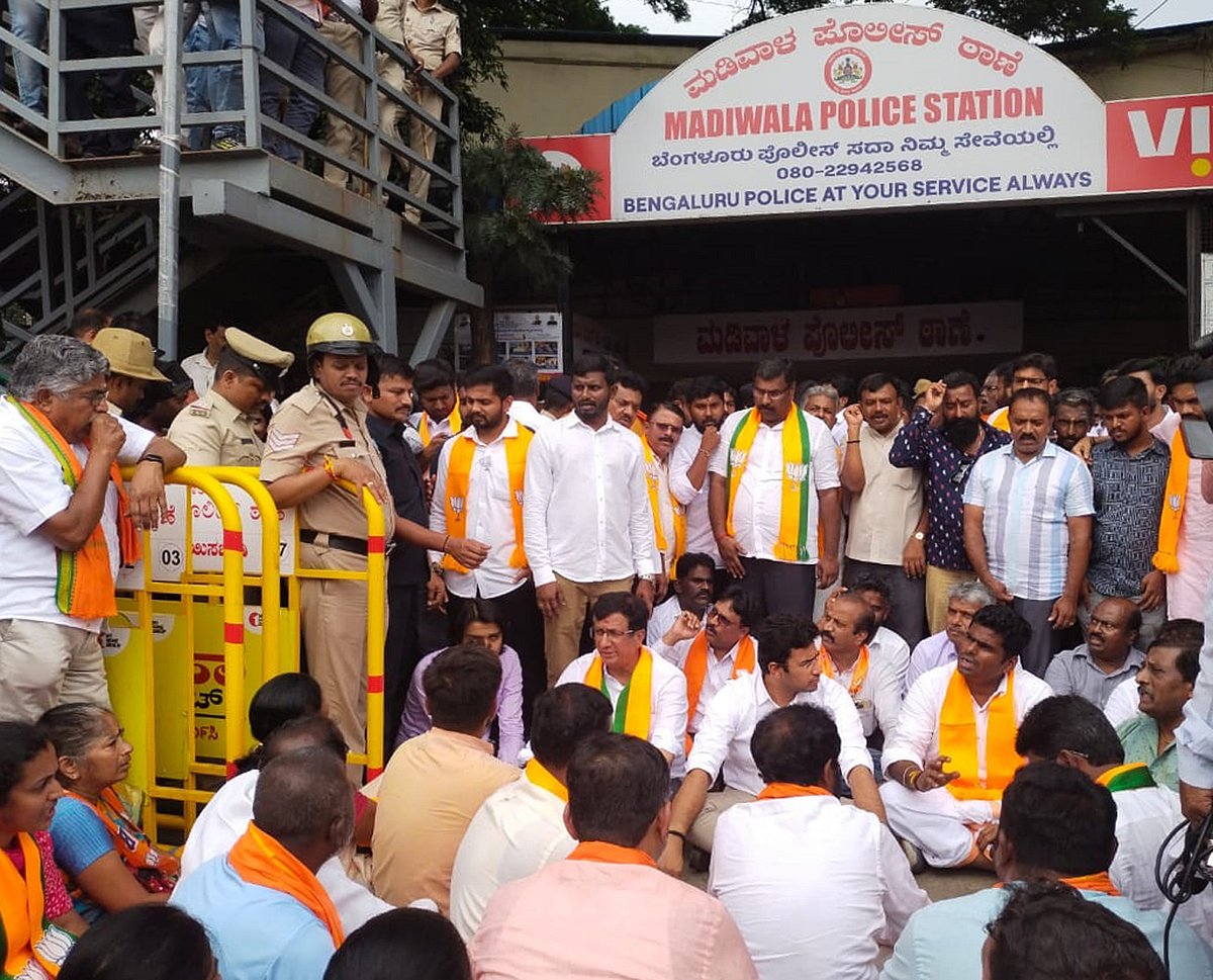 ಬಿಟಿಎಂ ವಿಧಾನಸಭಾ ಕ್ಷೇತ್ರದಲ್ಲಿ ಕಾಂಗ್ರೆಸ್– ಬಿಜೆಪಿ ಜಟಾಪಟಿ, ಠಾಣೆ ಎದುರು ಪ್ರತಿಭಟನೆ