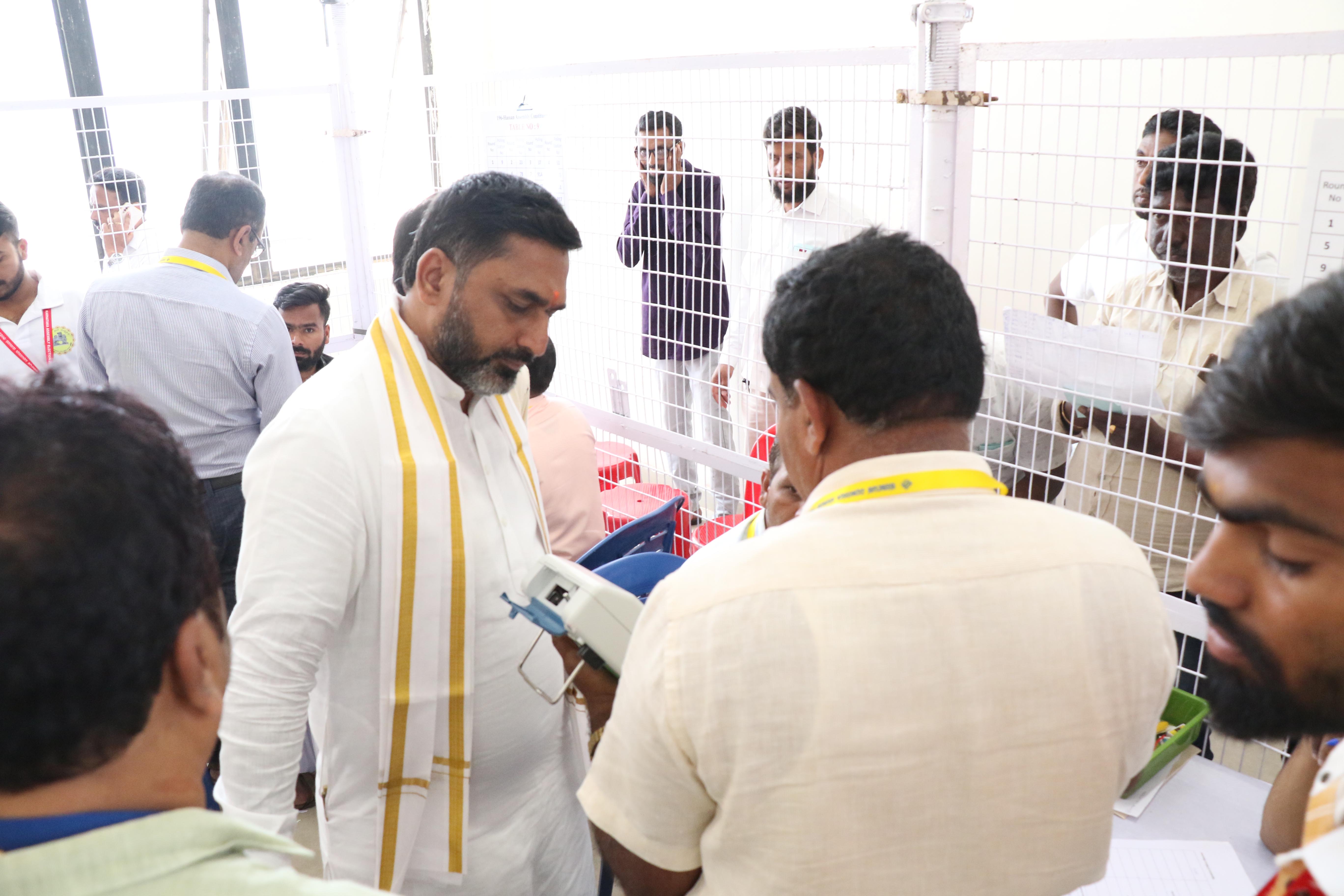 ಮತ ಎಣಿಕೆ ಕೇಂದ್ರಕ್ಕೆ ಬಂದಿದ್ದ ಬಿಜೆಪಿ ಅಭ್ಯರ್ಥಿ ಪ್ರೀತಂ ಗೌಡ ಎಣಿಕೆ ಕಾರ್ಯವನ್ನು ಪರಿಶೀಲಿಸಿದರು.