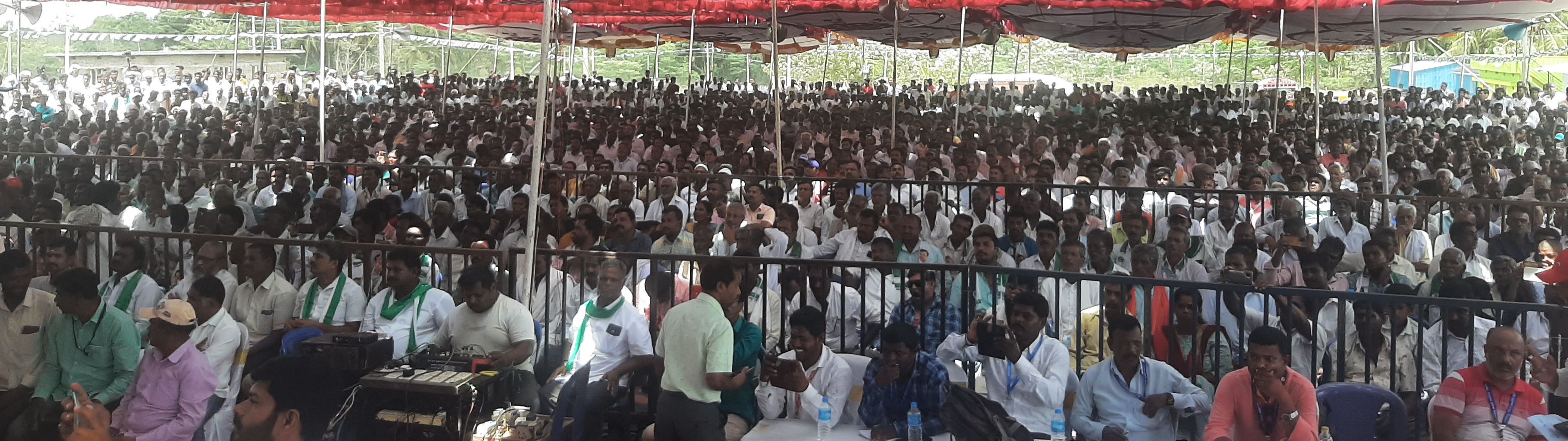 ಪಿರಿಯಾಪಟ್ಟಣದಲ್ಲಿ ಶನಿವಾರ ನಡೆದ ಜೆಡಿಎಸ್ ಕಾರ್ಯಕರ್ತರ ಸಭೆಯಲ್ಲಿ ಭಾರಿ ಸಂಖ್ಯೆಯಲ್ಲಿ ಕಾರ್ಯಕರ್ತರ ನೆರೆದಿದ್ದರು