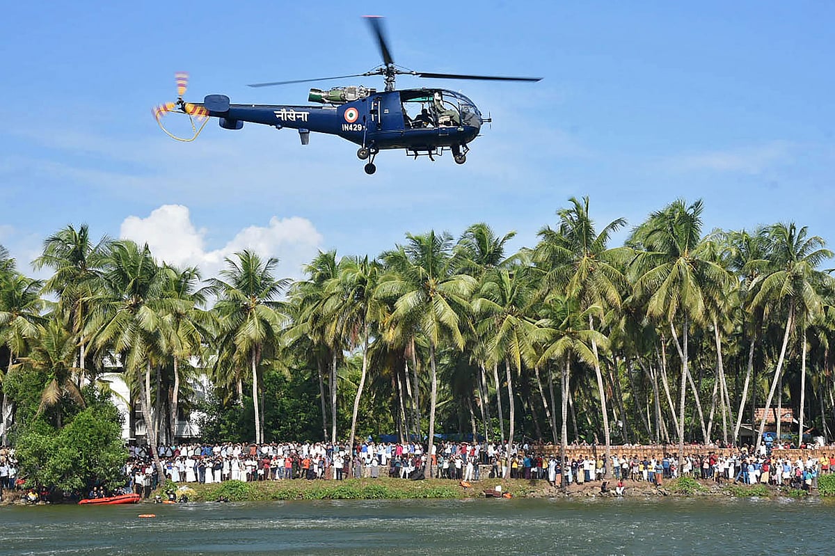 ನೌಕಾಪಡೆ ದೋಣಿ ಡಿಕ್ಕಿ: ಪತ್ತೆಯಾಗದ ಇಬ್ಬರು ಪ್ರವಾಸಿಗರು