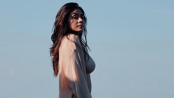 ಸಡಿಲ ಹಾಟ್ ಉಡುಗೆಯಲ್ಲಿ ಸೀತಾರಾಮಂ ನಟಿ ಮೃಣಾಲ್ ಠಾಕೂರ್: ಓವರ್ ಆಯಿತೆಂದ ನೆಟ್ಟಿಗರು!