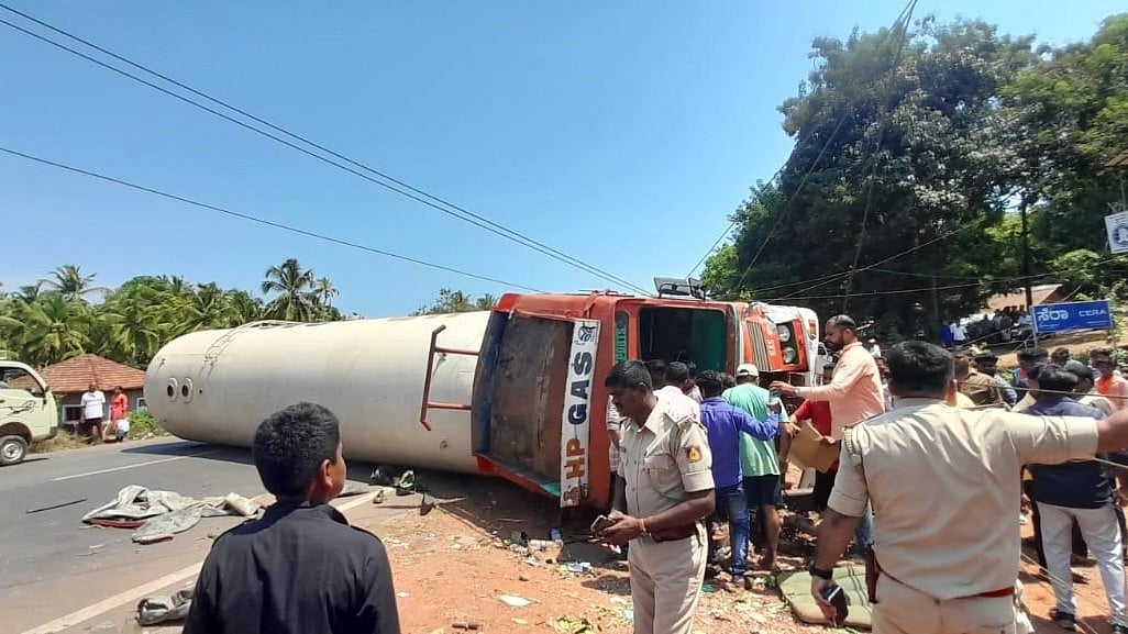 ಹೊನ್ನಾವರ | ಎಲ್.ಪಿ.ಜಿ ಟ್ಯಾಂಕರ್‌ ಪಲ್ಟಿ; ಸಂಚಾರ ವ್ಯತ್ಯಯ