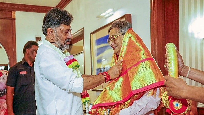 ವಿಡಿಯೊ: ಮಾಜಿ ಮುಖ್ಯಮಂತ್ರಿ ಎಸ್‌.ಎಂ.ಕೃಷ್ಣ ಭೇಟಿಯಾದ ಡಿ.ಕೆ.ಶಿವಕುಮಾರ್ 
