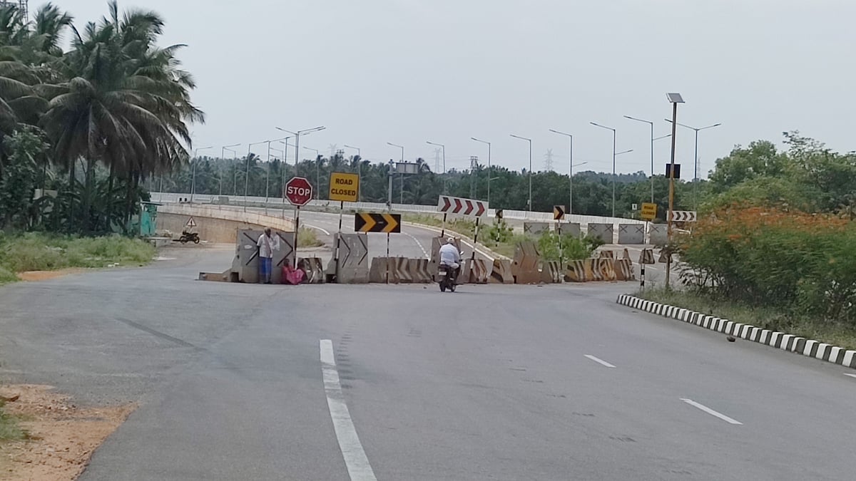 ಗುಬ್ಬಿ: ಹೆದ್ದಾರಿ ಬದಿ ತಂಗುದಾಣ ನಿರ್ಮಿಸಲು ಒತ್ತಾಯ