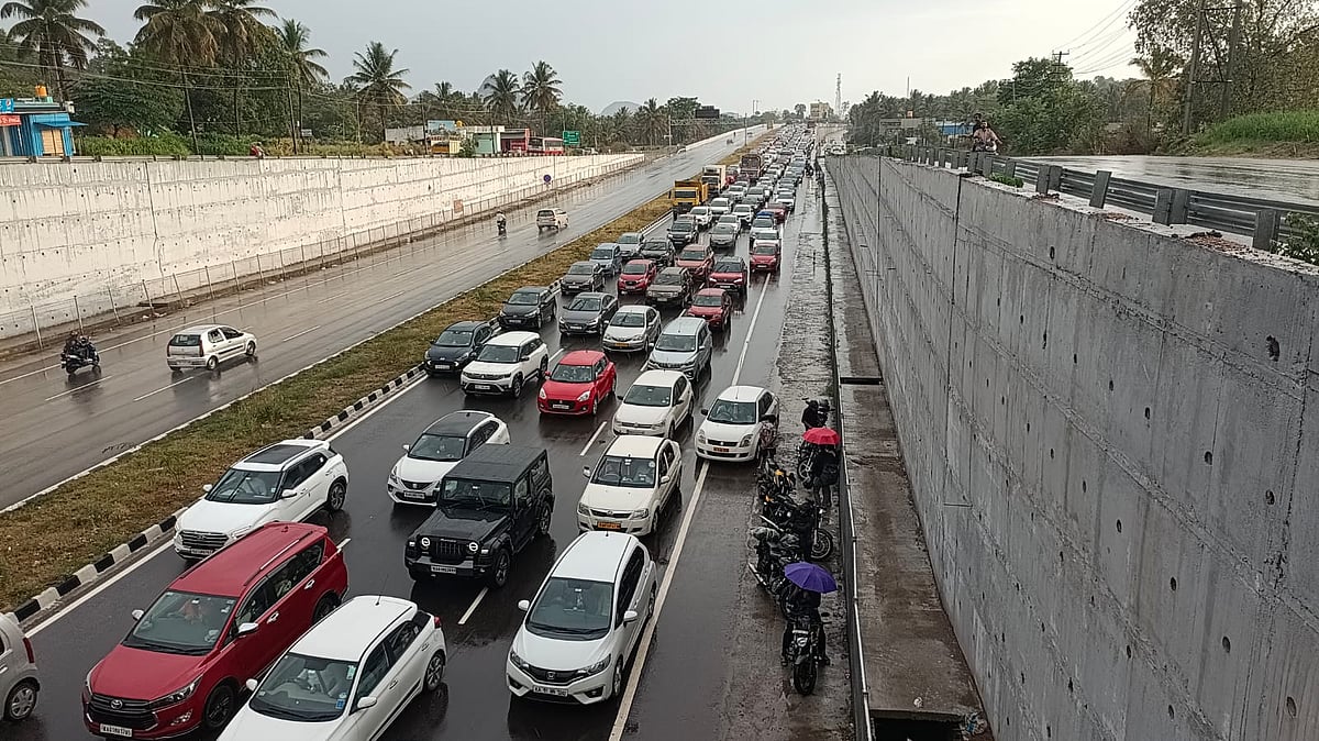 ಮಳೆಯಿಂದಾಗಿ ಬೆಂಗಳೂರು–ಮೈಸೂರು ಹೆದ್ದಾರಿಯಲ್ಲಿ ಸಂಚಾರ ಅಸ್ತವ್ಯಸ್ತ