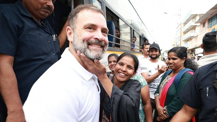 ಬಿಎಂಟಿಸಿ ಬಸ್‌ನಲ್ಲಿ ರಾಹುಲ್ ಗಾಂಧಿ ಸಂಚಾರ: ಮಹಿಳೆಯರು, ವಿದ್ಯಾರ್ಥಿಗಳ ಜೊತೆ ಸಂವಾದ
