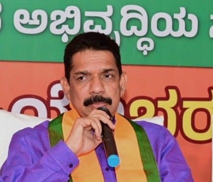 ಸೋನಿಯಾ, ಪ್ರಿಯಾಂಕಾ ಹೋಬಳಿ ಮಟ್ಟಕ್ಕೆ ಇಳಿದಿದ್ದಾರೆ:     ಕಟೀಲ್‌ ವ್ಯಂಗ್ಯ 