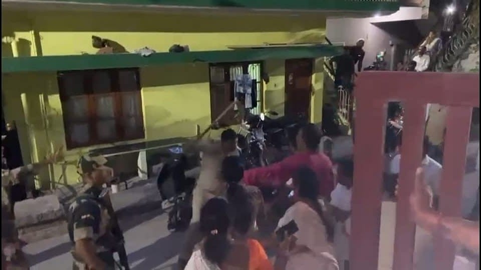 ಮತಯಾಚನೆ ಜಟಾಪಟಿ; ಕಾಂಗ್ರೆಸ್ ಅಭ್ಯರ್ಥಿ ಕುಸುಮಾರನ್ನು ತಳ್ಳಾಡಿ ಲಾಠಿ ಬೀಸಿದ ಪೊಲೀಸರು