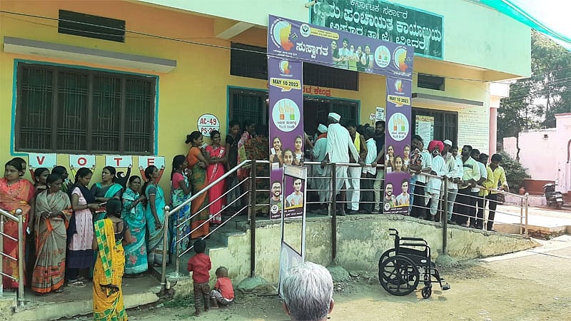 ವಿಧಾನಸಭಾ ಚುನಾವಣೆ | ಬೀದರ್‌ನಲ್ಲಿ ಶಾಂತಿಯುತ ಮತದಾನ: ಬಿಸಿಲ ಝಳಕ್ಕೆ ತತ್ತರಿಸಿದ ಜನ