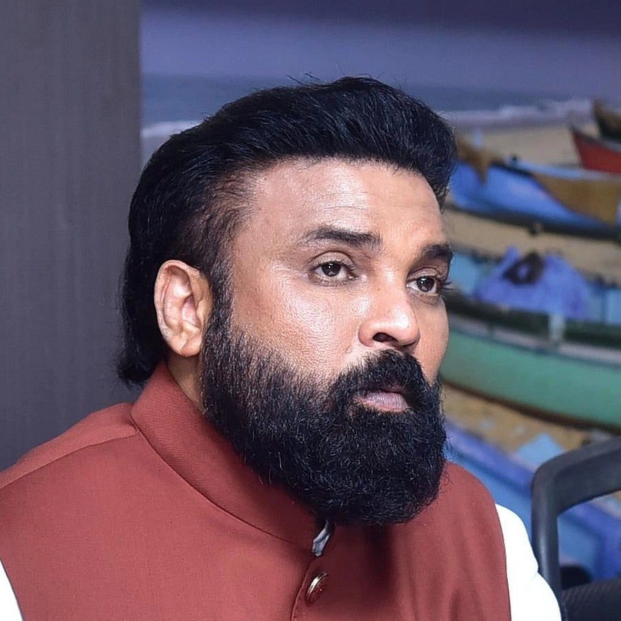 ವಿಧಾನಸಭಾ ಚುನಾವಣೆಯಲ್ಲಿ ಸೋಲು: ಶ್ರೀರಾಮುಲು ಮನೆ ಮುಂದೆ ಬೆಂಬಲಿಗರ ಕಣ್ಣೀರು