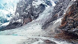 ಜಮ್ಮು ಮತ್ತು ಕಾಶ್ಮೀರದ ಸೋನ್‌ಮಾರ್ಗ್‌ನಲ್ಲಿ ಭಾರಿ ಹಿಮಕುಸಿತ