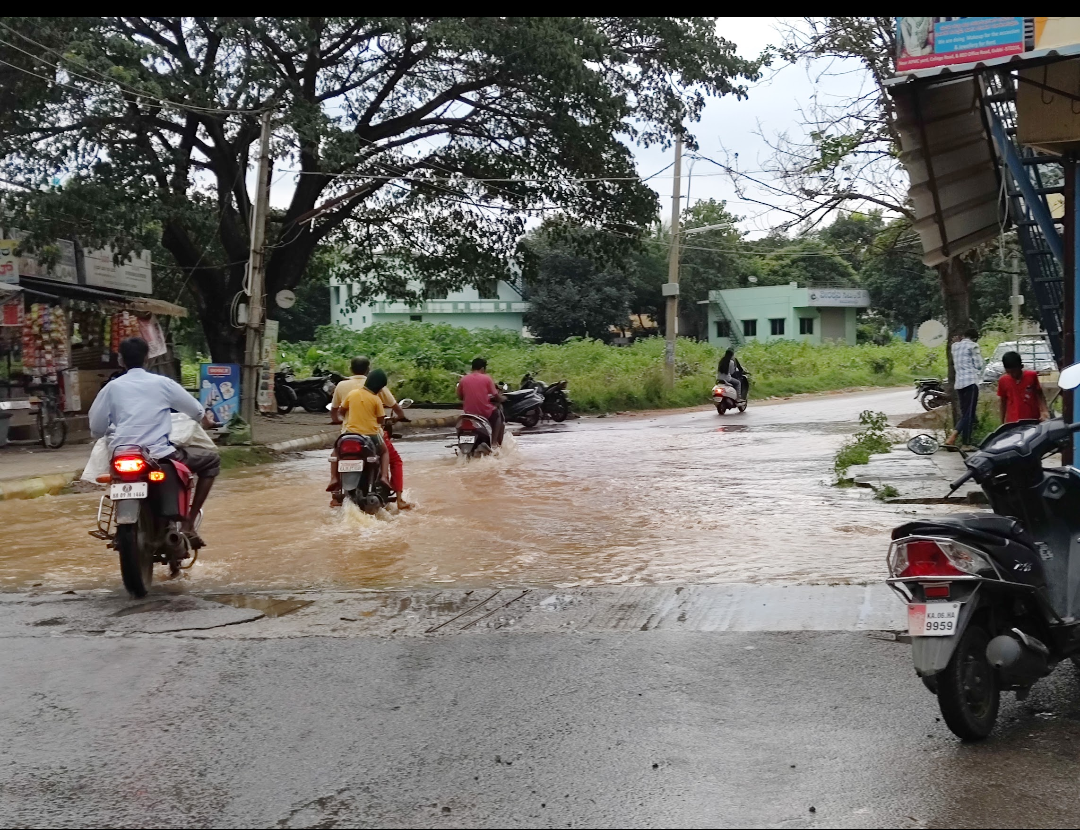 ಗುಬ್ಬಿಯಲ್ಲಿ ಅಪೂರ್ಣಗೊಂಡಿರುವ ಯುಜಿಡಿ ಕಾಮಗಾರಿಯಿಂದ ನೀರು ರಸ್ತೆಯಲ್ಲಿಯೇ ಹರಿಯುತ್ತಿರುವುದು