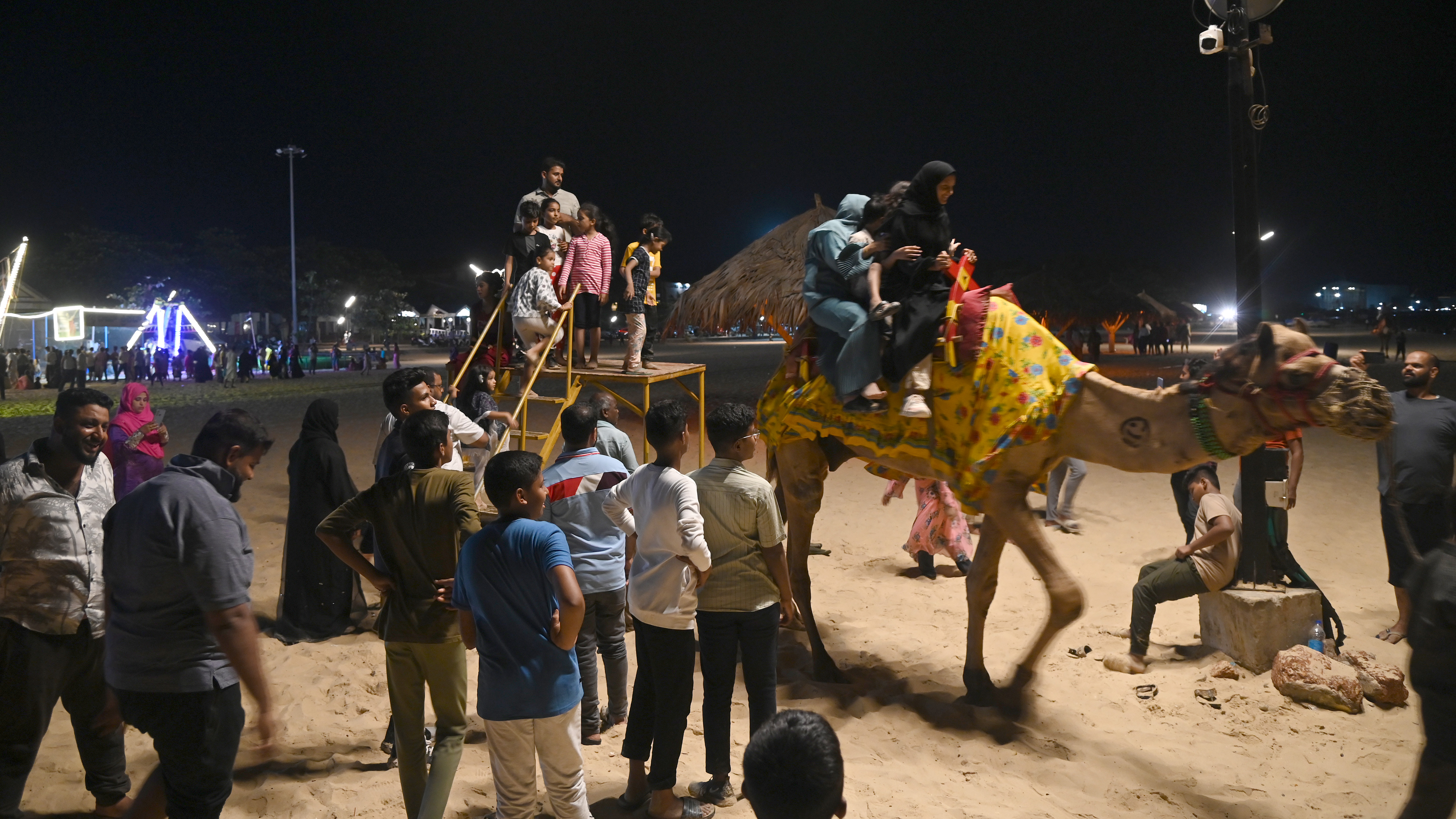 ಉಡುಪಿಯ ಮಲ್ಪೆ ಬೀಚ್‌ನಲ್ಲಿ ಪ್ರವಾಸಿಗರ ಒಂಟೆ ಸವಾರಿ – ಪ್ರಜಾವಾಣಿ ಚಿತ್ರ / ಫಕ್ರುದ್ದೀನ್ ಎಚ್