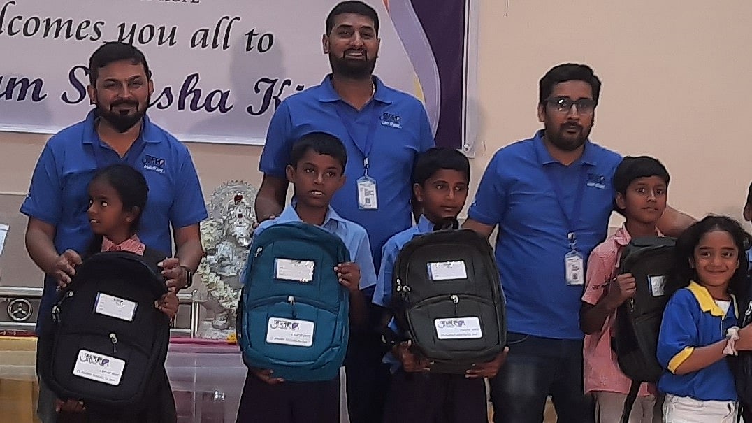 ಮಾಗಡಿ : ಸರ್ಕಾರಿ ಶಾಲಾ ಮಕ್ಕಳಿಗೆ ಬ್ಯಾಗ್‌ ವಿತರಣೆ