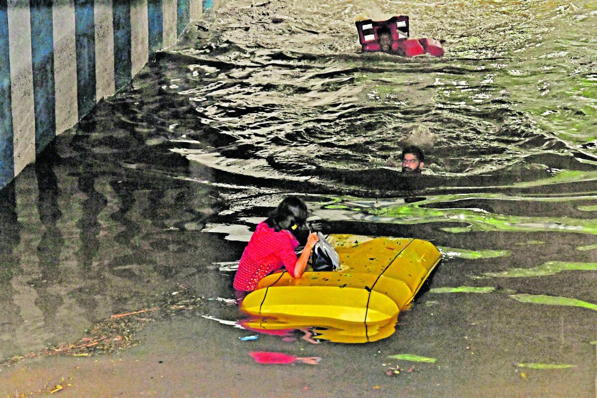  ಬೆಂಗಳೂರು ಕೆ.ಆರ್‌. ವೃತ್ತದ ಅಂಡರ್‌ಪಾಸ್‌ನಲ್ಲಿ ಮಳೆಯ ನೀರಿನಲ್ಲಿ ಮುಳುಗಿದ್ದ ಆಟೊದ ಚಾವಣಿ ಹಿಡಿದುಕೊಂಡೇ ಪ್ರಾಣ ಉಳಿಸಿಕೊಂಡ ಯುವತಿ. ಅವರನ್ನು ಸ್ಥಳೀಯರು ರಕ್ಷಿಸಿದರು   –ಪ್ರಜಾವಾಣಿ ಚಿತ್ರ/ ಪುಷ್ಕರ್‌ ವಿ.