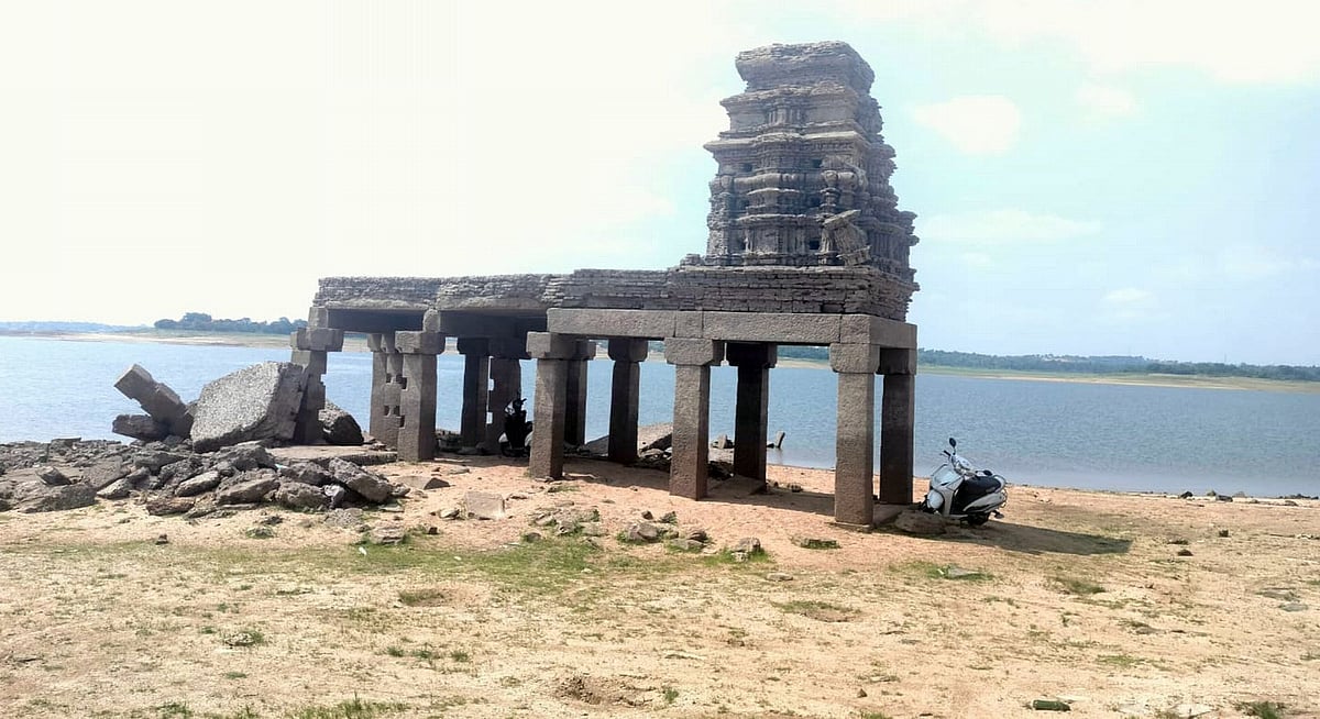 81 ಅಡಿಗೆ ಇಳಿದ ಕೆಆರ್‌ಎಸ್ ನೀರು‌: ಐತಿಹಾಸಿಕ ದೇಗುಲ ಗೋಚರ