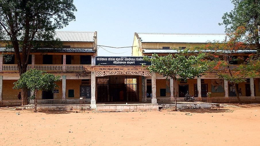 ಅವ್ಯವಸ್ಥೆಯ ತಾಣವಾದ ಸರ್ಕಾರಿ ಶಾಲೆ ಆವರಣ