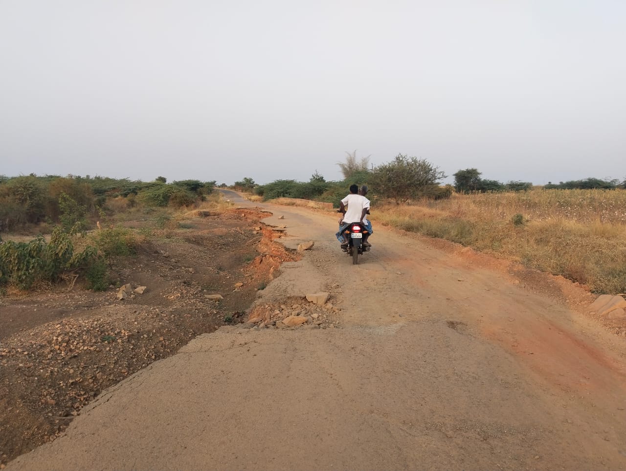 ಪೋಟೋ: ತಾಲ್ಲೂಕಿನ ಚಾಕಲಬ್ಬಿ ಗ್ರಾಮದಿಂದ ಸಂಶಿ ಗ್ರಾಮದ ಮಧ್ಯದಲ್ಲಿರುವ ಗೂಗಿ ಹಳ್ಳದ ಸೇತೆವೇ ನಿಮಾ ೯ಣ ವಾಗದೆ ರಸ್ತೆ ಪೂರ್ಣ ಹದಗೆಟ್ಟು ಮಳೆಗಾಲದಲ್ಲಿ ನಡುಗಡ್ಡೆಯಂತೆ ನಿಮಾ ೯ ಣ ವಾಗುವ ಸ್ಥಿತಿ ಪ್ರಸ್ತುತ ಮುಂದುವರೆದಿದೆ.