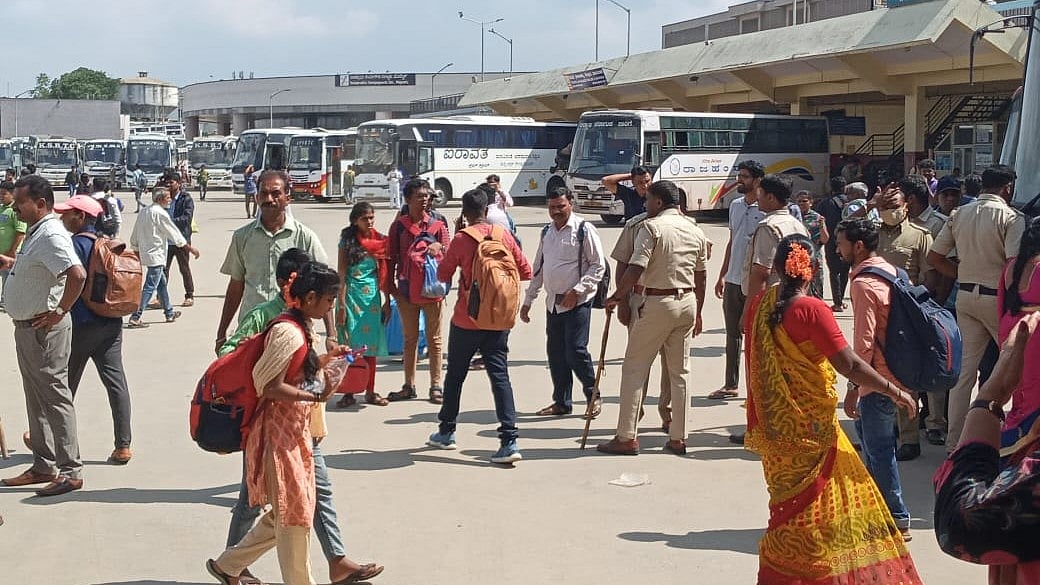 ಸಾವಿರಾರು ಸಂಖ್ಯೆಯಲ್ಲಿ ಮೆಜೆಸ್ಟಿಕ್‌ಗೆ ಬಂದ ಪ್ರಯಾಣಿಕರು: ಬಸ್‌ಗಳಿಲ್ಲದೇ ಪರದಾಟ