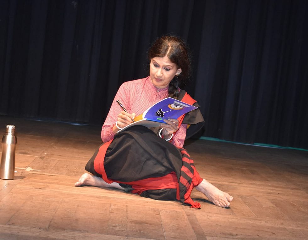 ರಂಗಭೂಮಿ | ಬೆಳಕಿನ ವಿನ್ಯಾಸದಲ್ಲಿ ಕಾಡುವ ‘ಅವಳ’ ನೆರಳು