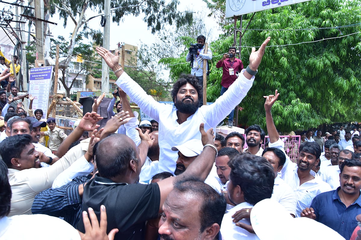 ‌ಚಿಕ್ಕಬಳ್ಳಾಪುರ: ಸತತ ‘ಪರಿಶ್ರಮ’ದಿಂದ ಮೇಲೆದ್ದ ಪ್ರದೀಪ್‌ ಈಶ್ವರ್‌