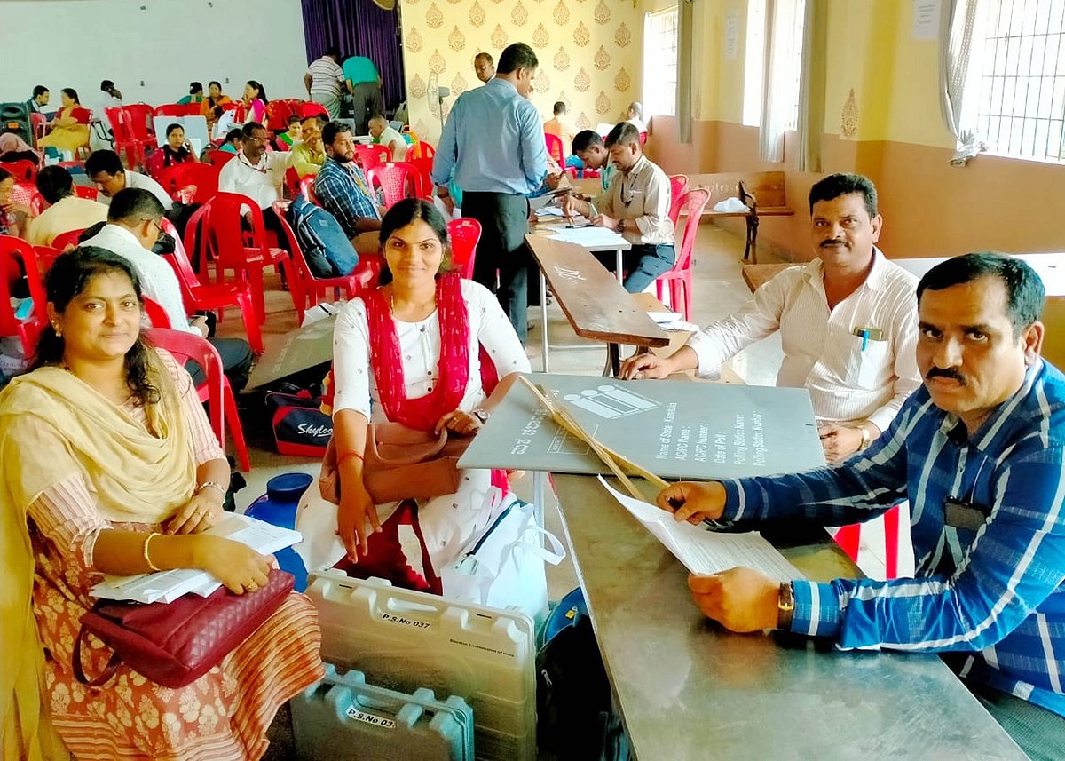 ಮೂಡಿಗೆರೆ: ಮತಗಟ್ಟೆ ತಲುಪಿದ ಮತಯಂತ್ರಗಳು