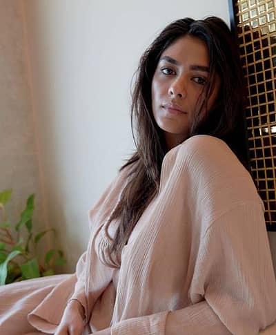 ಇನ್‌ಸ್ಟಾಗ್ರಾಂನಲ್ಲಿ ಮೃಣಾಲ್ ಈ ಚಿತ್ರಗಳನ್ನು ಹಂಚಿಕೊಂಡಿದ್ದು ಅವರು ಇತ್ತೀಚೆಗೆ ವಿದೇಶ ಪ್ರವಾಸ ಹೋದಾಗಿನ ಚಿತ್ರಗಳು ಇವಾಗಿವೆ.

