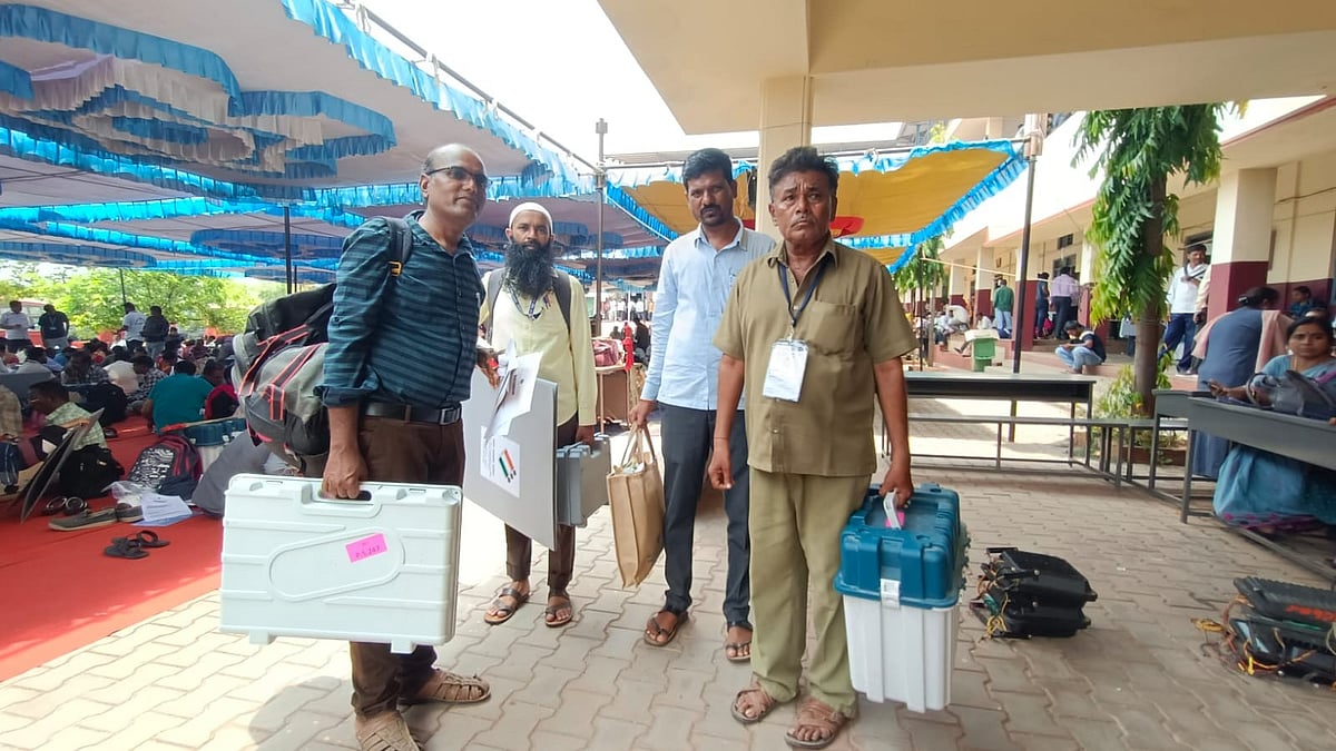 ವಿಜಯನಗರ | ಚುನಾವಣಾ ಸಿಬ್ಬಂದಿಗೆ ಮತದಾನ ಸಾಮಗ್ರಿ ಹಂಚಿಕೆ