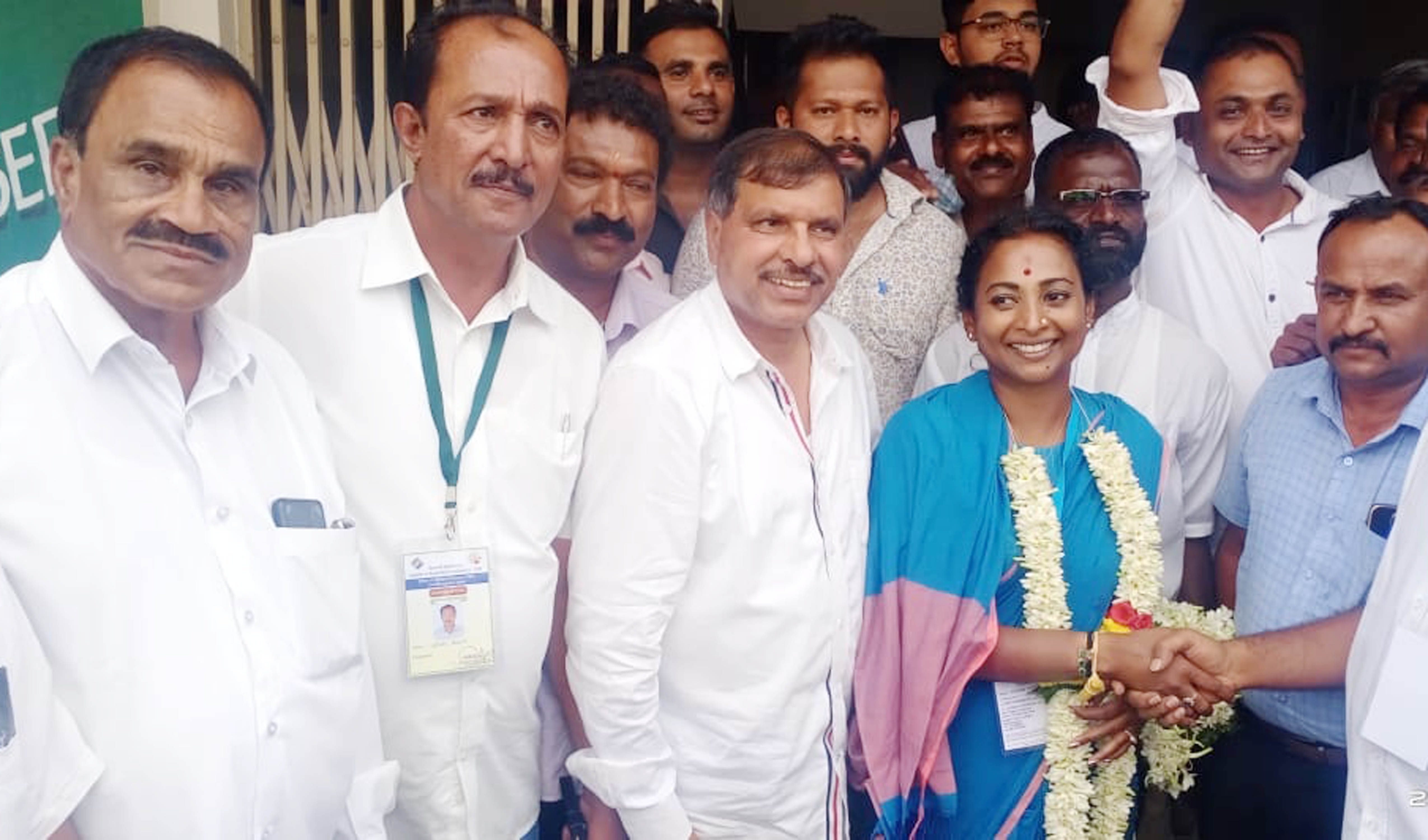 ಮೂಡಿಗೆರೆ ವಿಧಾನಸಭಾ ಕ್ಷೇತ್ರದ ಚುನಾವಣೆಯಲ್ಲಿ ಶನಿವಾರ ಗೆಲುವು ಸಾಧಿಸಿದ ನಯನಮೋಟಮ್ಮ ಅವರನ್ನು ಪಕ್ಷದ ಮುಖಂಡರಾದ ಜಿ.ಎಚ್ ಹಾಲಪ್ಪಗೌಡ ಬಿ.ಬಿ ನಿಂಗಯ್ಯ ವಿನಯಕುಮಾರ್ ಅಭಿನಂದಿಸಿದರು.