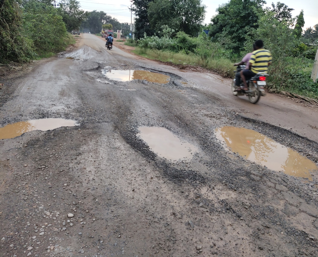 ಸಂಪೂರ್ಣ ಹಾಳಾಗಿರುವ ನಿಟ್ಟೂರು -ಚೇಳೂರು ರಸ್ತೆ