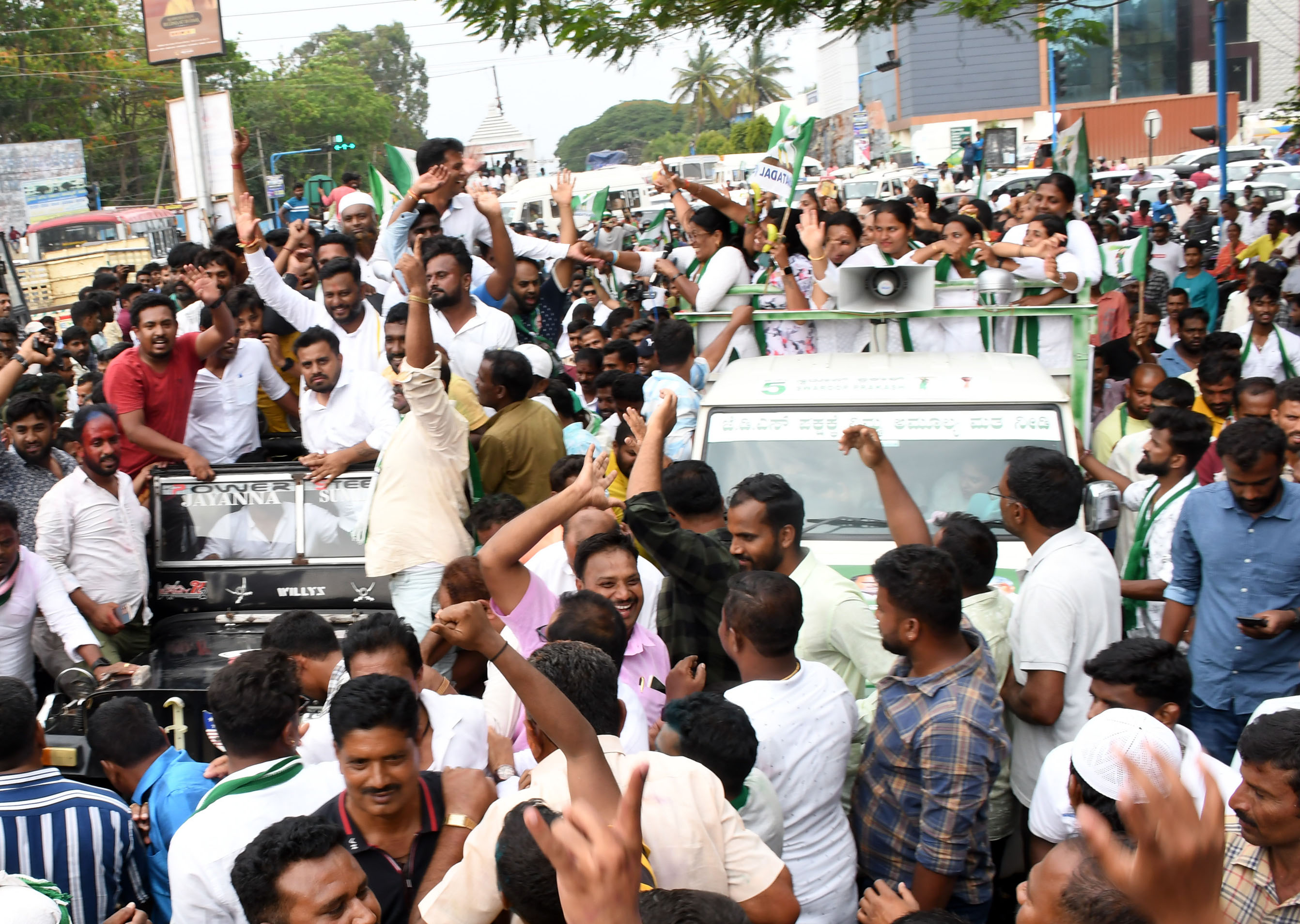 ಸ್ವರೂಪ್‌ ಪ್ರಕಾಶ್‌ ಅವರನ್ನು ತೆರೆದ ವಾಹನದಲ್ಲಿ ಮೆರವಣಿಗೆಯಲ್ಲಿ ಕರೆದೊಯ್ಯಲಾಯಿತು.