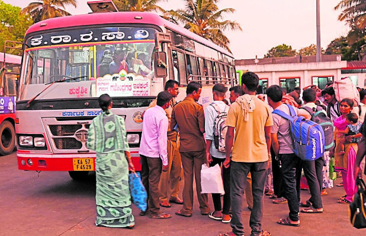 ವಿಧಾನಸಭೆ ಚುನಾವಣೆ: ಮತ ಹಾಕಲು ಊರಿನತ್ತ ಮುಖಮಾಡಿದ ವಲಸೆ ಕಾರ್ಮಿಕರು