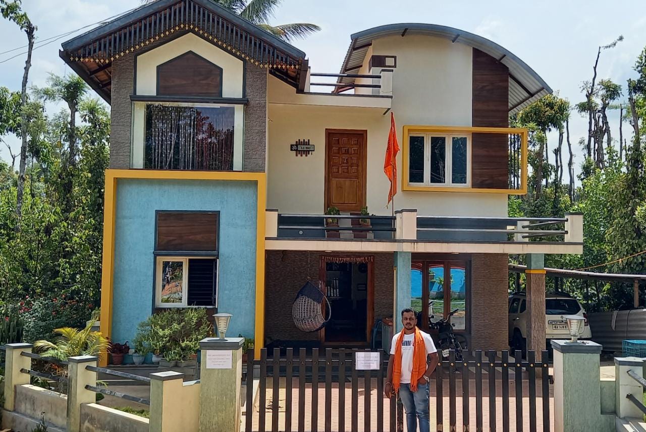 ಮೂಡಿಗೆರೆ ತಾಲ್ಲೂಕಿನ ಬಣಕಲ್‌ ಹೋಬಳಿಯ ಗುಡ್ಡಹಟ್ಟಿ ಗ್ರಾಮದ ಅರುಣ್‌ ಪೂಜಾರಿ ಅವರ ಮನೆ ಗೇಟಿನಲ್ಲಿ ಅಳವಡಿಸಿರುವ ಎಚ್ಚರಿಕೆ ಫಲಕ  