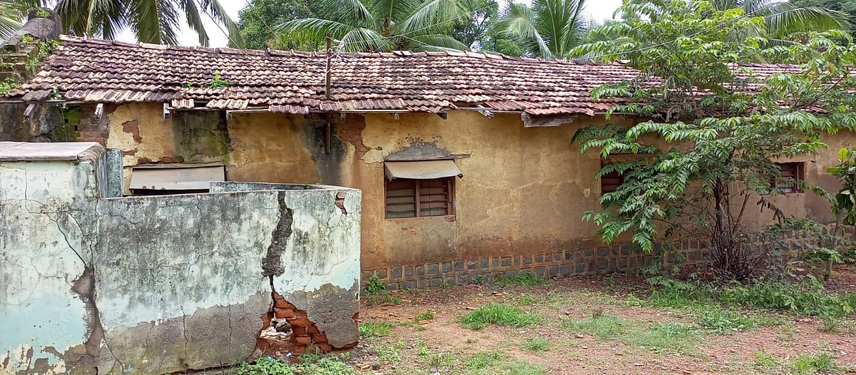 ಧಾರವಾಡ: ಸೋರುತಿಹುದು ಶಾಲೆ ಮಾಳಿಗೆ...
