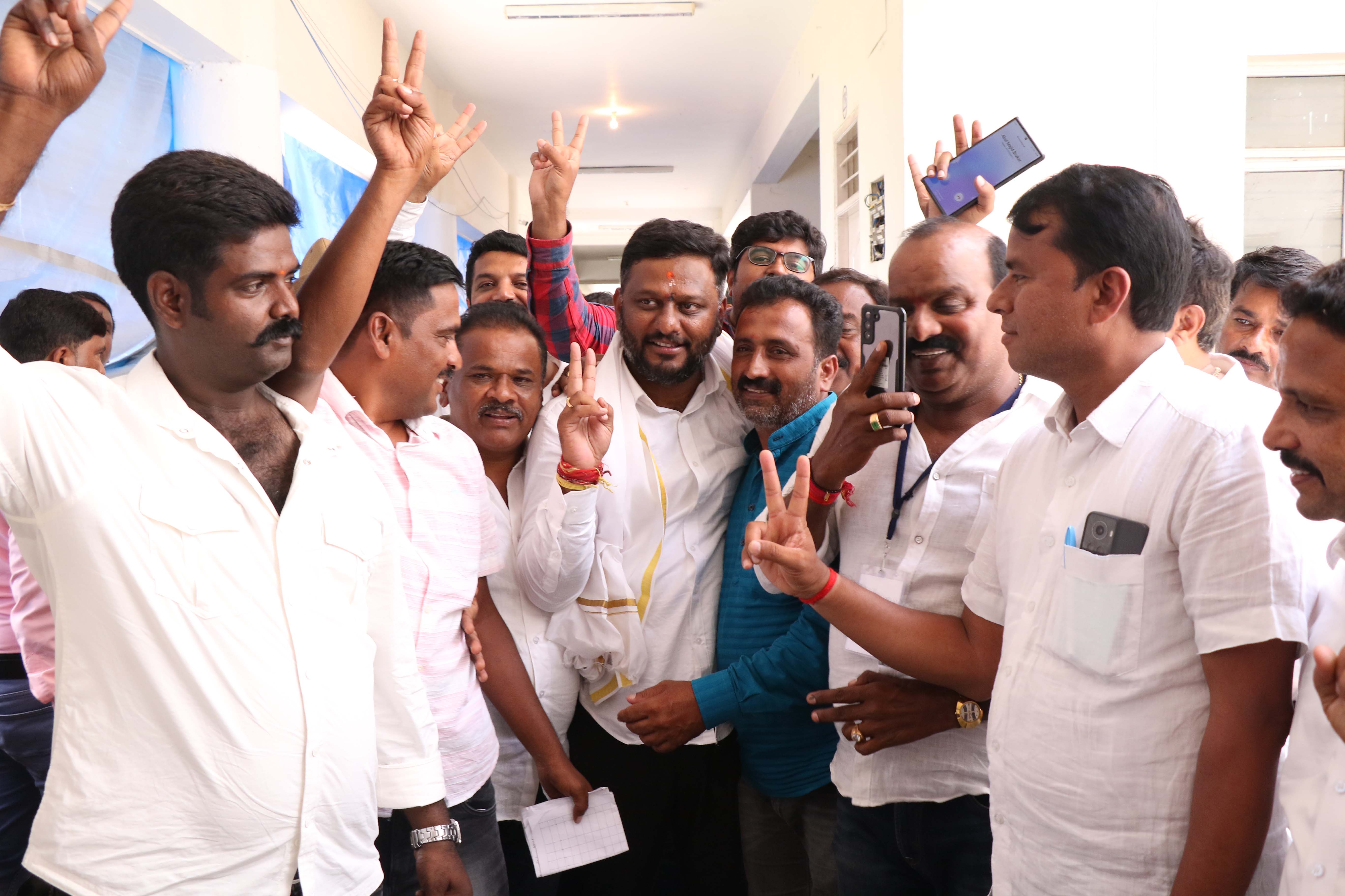 ಮತ ಎಣಿಕೆ ಕೇಂದ್ರದಲ್ಲಿ ಹಾಸನ ಕ್ಷೇತ್ರದ ವಿಜೇತ ಅಭ್ಯರ್ಥಿ ಸ್ವರೂಪ್‌ ಪ್ರಕಾಶ್‌ ಬೆಂಬಲಿಗರೊಂದಿಗೆ ವಿಜಯೋತ್ಸವ ಆಚರಿಸಿದರು.