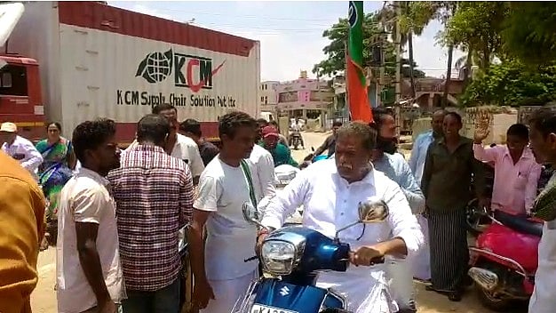 ‘ಗುಂಪು‘ ಕಟ್ಟಿಕೊಂಡು ಆನಂದ್ ಸಿಂಗ್ ಪ್ರಚಾರ; ಸಾಮಾಜಿಕ ಜಾಲತಾಣದಲ್ಲಿ ಹರಿದಾಡಿದ ವಿಡಿಯೊ