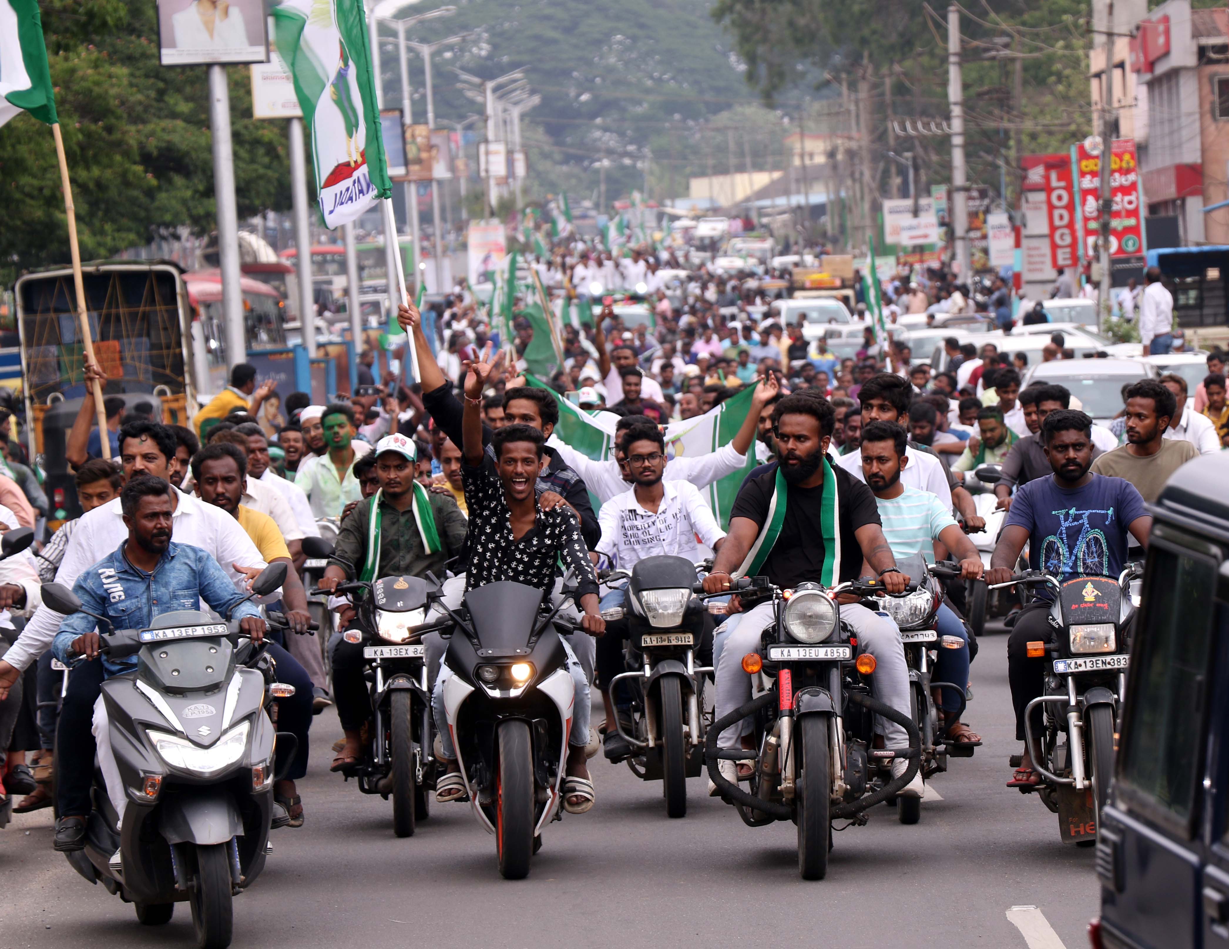 ಸ್ವರೂಪ್‌ ಬೆಂಬಲಿಗರು ಹಾಸನದಲ್ಲಿ ಬೈಕ್‌ ರ‍್ಯಾಲಿ ನಡೆಸಿದರು.