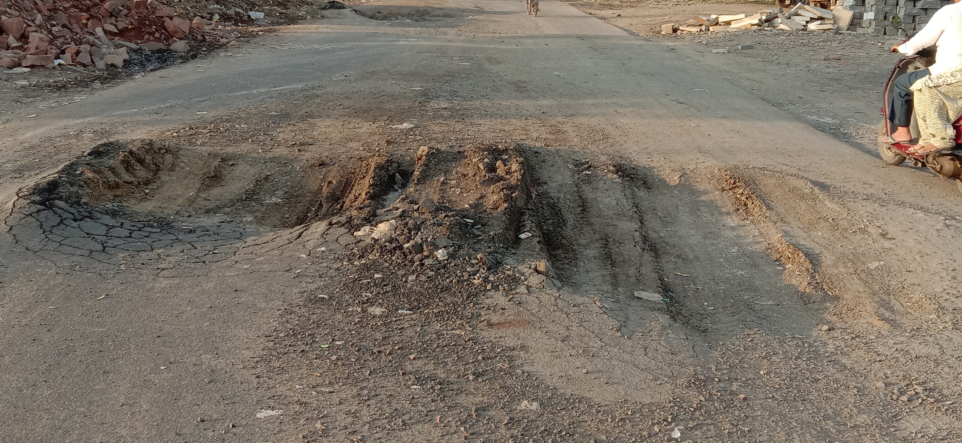 ಶಹಾಬಾದ್ ನಗರದ ರೈಲ್ವೆ ಮೇಲ್ಸೇತುವೆ–ಕನಕದಾಸ ವೃತ್ತದವರೆಗಿನ ರಸ್ತೆಯಲ್ಲಿ ಕಿತ್ತಿರುವ ಡಾಂಬರ್