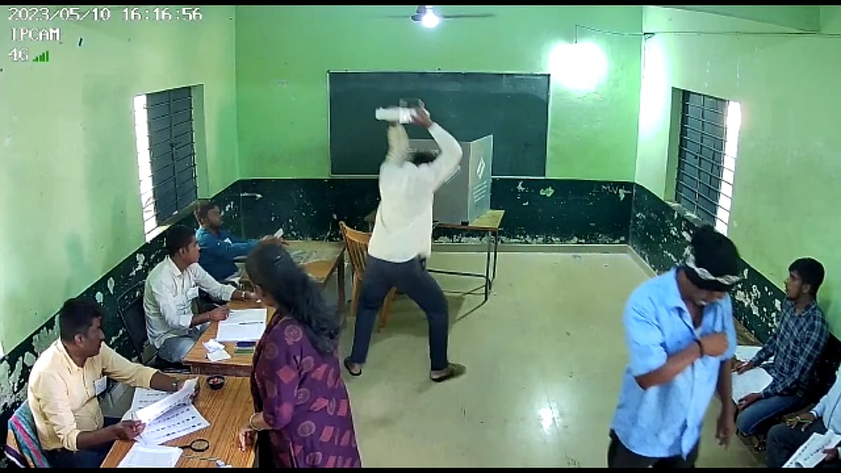 Video - ಚಾಮುಂಡೇಶ್ವರಿ ಕ್ಷೇತ್ರ | ಇವಿಎಂ ಕಂಟ್ರೋಲ್ ಯೂನಿಟ್ ಒಡೆದ ಮತದಾರ: ಪ್ರಕರಣ