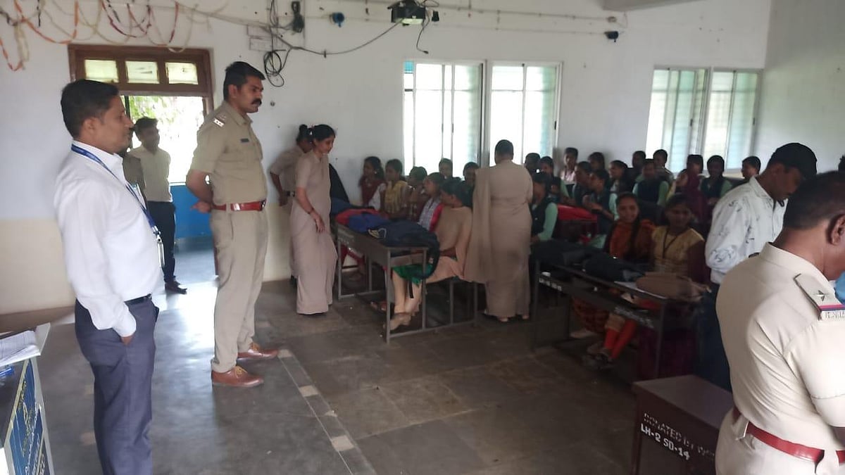 ಮಾದಕ ವಸ್ತು ಜಾಗೃತಿ ಕಾರ್ಯಕ್ರಮದಲ್ಲಿ ವಿದ್ಯಾರ್ಥಿಗಳ ಬ್ಯಾಗ್‌ ತಪಾಸಣೆ