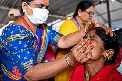 'ಮೀನು ಪ್ರಸಾದ'ದ ಸೂತ್ರವನ್ನು ಒಬ್ಬ ಪವಾಡ ಪುರುಷ ಕುಟುಂಬದ ಹಿರಿಯರಿಗೆ ತಿಳಿಸಿಹೋಗಿದ್ದಾರೆ ಎಂಬ ನಂಬಿಕೆ ಜನಜನಿತವಾಗಿದೆ. 
