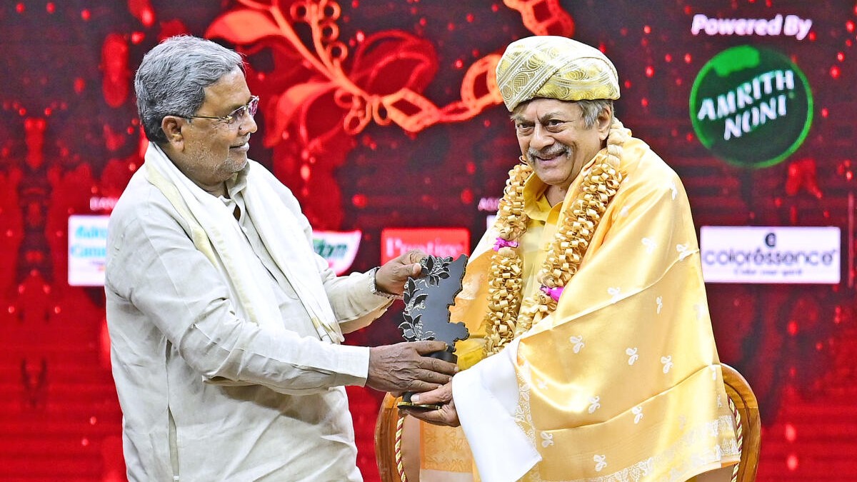 ಮುಖ್ಯಮಂತ್ರಿ ಸಿದ್ದರಾಮಯ್ಯ ಅವರಿಂದ ‘ಜೀವಮಾನದ ಸಾಧನೆ’ ಪುರಸ್ಕಾರ ಸ್ವೀಕರಿಸಿದ ಸಂದರ್ಭ