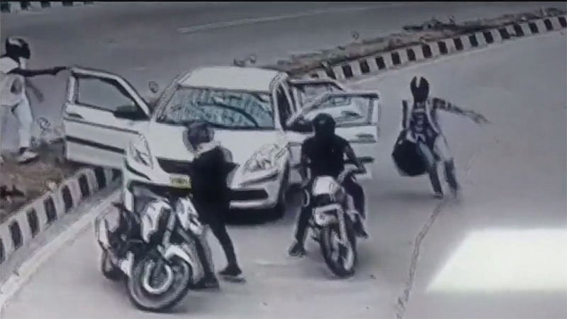 ಸಿನಿಮೀಯ ಶೈಲಿಯ ದರೋಡೆ: ಬೈಕ್‌ನಲ್ಲಿ ಬಂದು ಕಾರು ಅಡ್ಡಗಟ್ಟಿ ಬ್ಯಾಗ್ ದೋಚಿದ ಖದೀಮರು