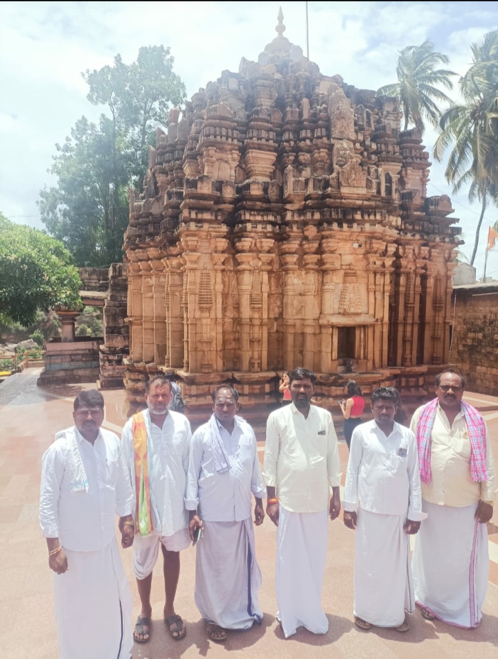 ಮಸ್ಕಿ ತಾಲ್ಲೂಕಿನ ಗ್ರಾಮ ಪಂಚಾಯಿತಿ ಸದಸ್ಯರ ತಂಡವೊಂದು ಮಹಾರಾಷ್ಟ್ರದ ಪುಣ್ಯ ಕ್ಷೇತ್ರವೊಂದರಲ್ಲಿ ದೇವರ ದರ್ಶನ ಪಡೆಯುತ್ತಿರುವುದು