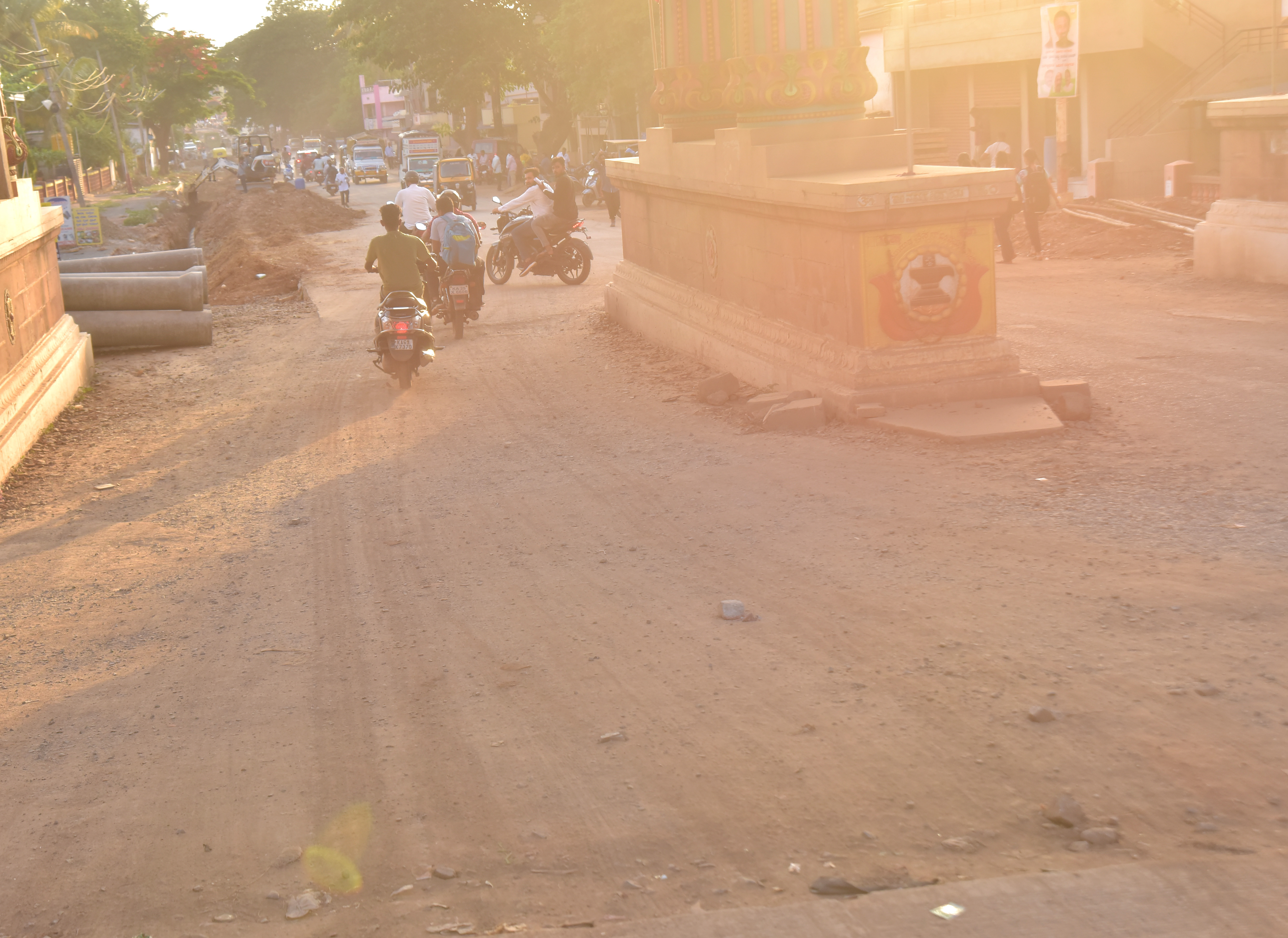 ಹಳೇ ಹುಬ್ಬಳ್ಳಿಯ ಸಿದ್ಧಾರೂಢ ಮಠದ ರಸ್ತೆಯ ದೂಳಿನಲ್ಲಿಯೇ ದ್ವಿಚಕ್ರ ವಾಹನ ಸವಾರರು ಸಂಚರಿಸುತ್ತಿರುವುದು