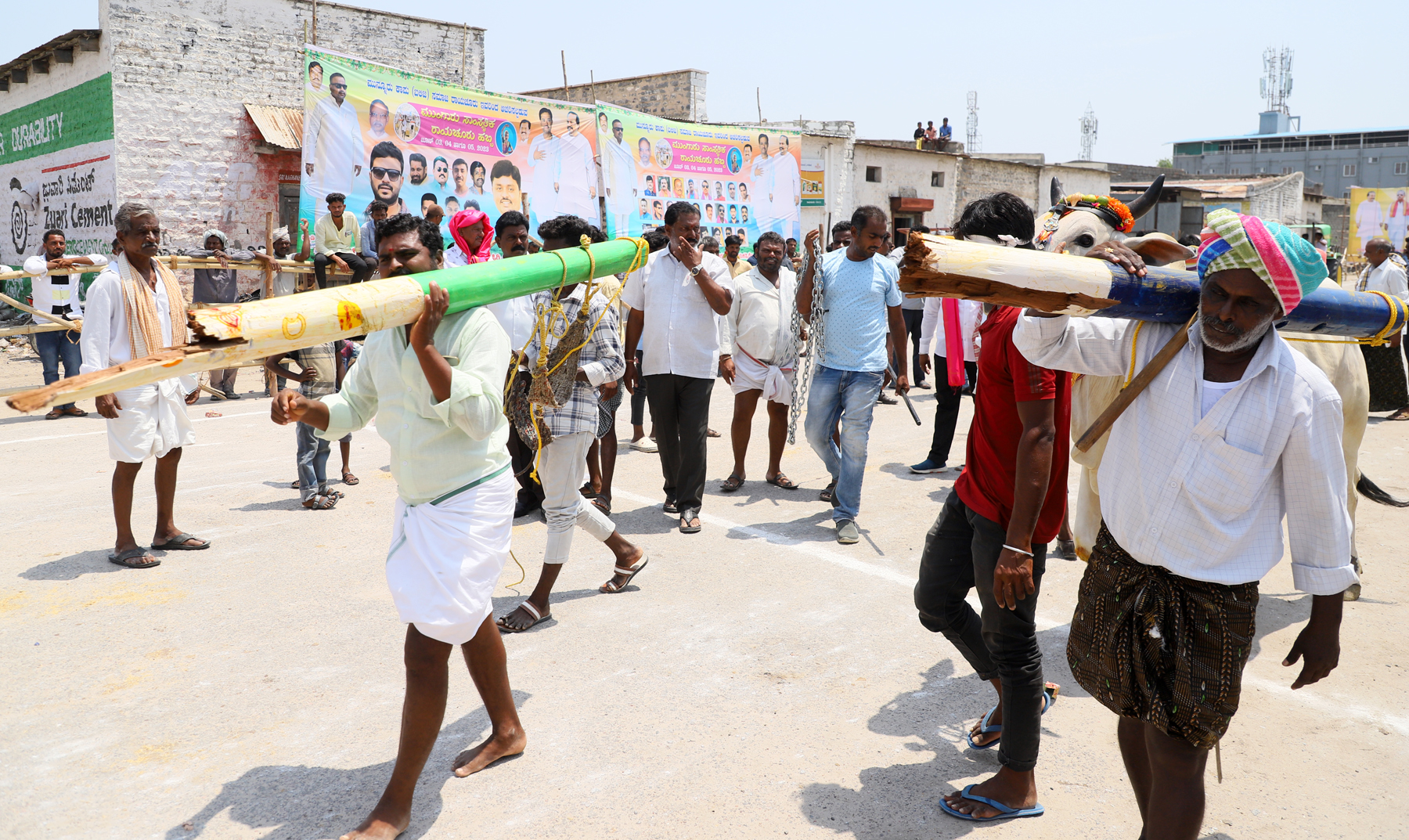 ರಾಯಚೂರಿನಲ್ಲಿ ಮುಂಗಾರು ಸಾಂಸ್ಕೃತಿಕ ರಾಯಚೂರು ಹಬ್ಬದ ಅಂಗವಾಗಿ ಶನಿವಾರ ನಡೆದ 1.50 ಟನ್ ಭಾರದ ಕಲ್ಲು ಎಳೆಯುವ ಸ್ಪರ್ಧೆಯಲ್ಲಿ ಎತ್ತುಗಳು ಭಾರದ ಕಲ್ಲು ಎಳೆಯುವಾಗ ತುಂಡರಿಸಿದ ನೊಗ ಹೊತ್ತುಕೊಂಡು ಸ್ಪರ್ಧೆಯಿಂದ ಹೊರ ನಡೆದ ರೈತರು